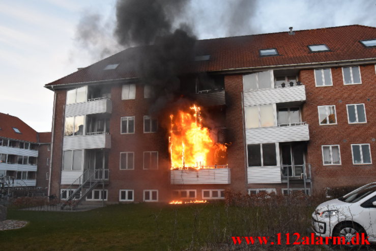 Kraftig brand i Lejlighed. Pilevænget i Vejle. 04/04-2022. Kl. 19:51.