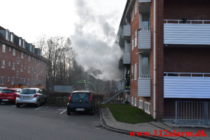 Kraftig brand i Lejlighed. Pilevænget i Vejle. 04/04-2022. Kl. 19:51.