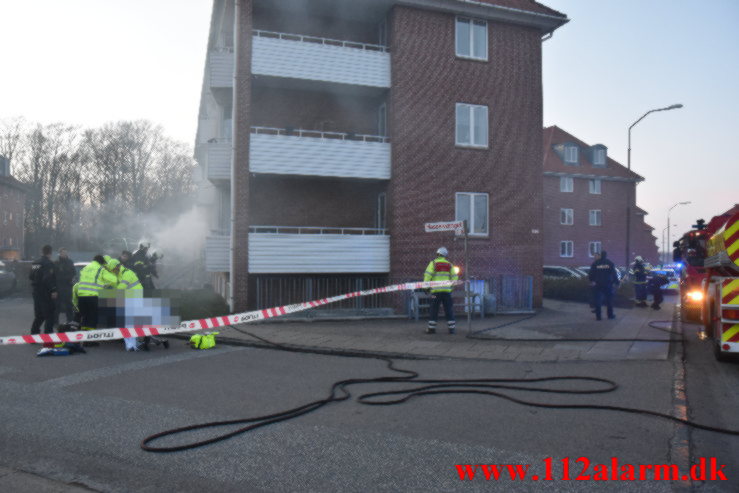 Kraftig brand i Lejlighed. Pilevænget i Vejle. 04/04-2022. Kl. 19:51.