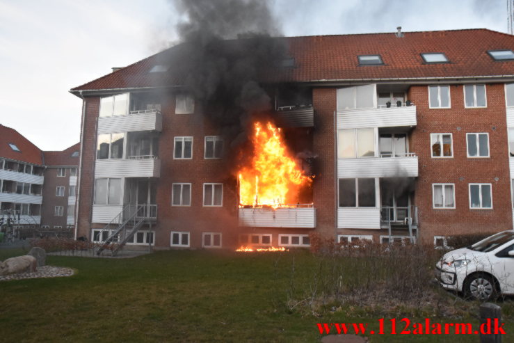 Kraftig brand i Lejlighed. Pilevænget i Vejle. 04/04-2022. Kl. 19:51.