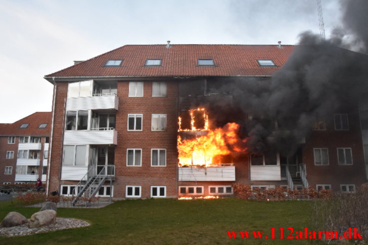 Kraftig brand i Lejlighed. Pilevænget i Vejle. 04/04-2022. Kl. 19:51.