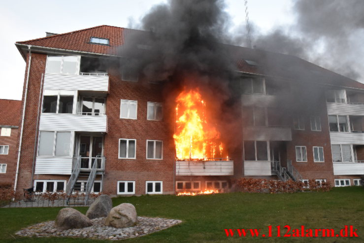 Kraftig brand i Lejlighed. Pilevænget i Vejle. 04/04-2022. Kl. 19:51.