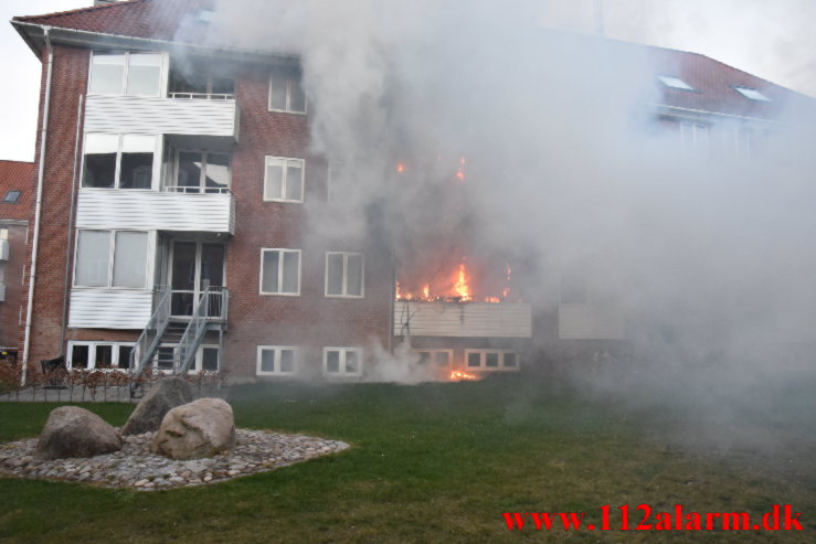 Kraftig brand i Lejlighed. Pilevænget i Vejle. 04/04-2022. Kl. 19:51.