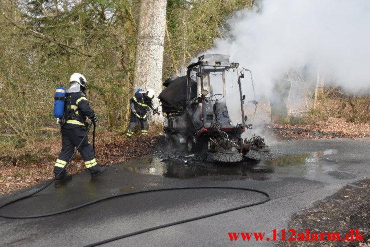 Ild i fejemaskine. Munkebjerg Munkebjergvej. 13/04-2022. KL. 09:26.