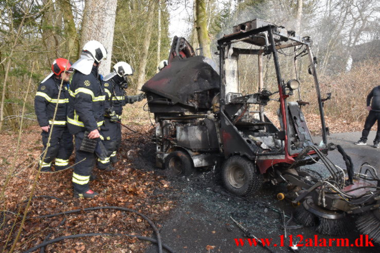 Ild i fejemaskine. Munkebjerg Munkebjergvej. 13/04-2022. KL. 09:26.