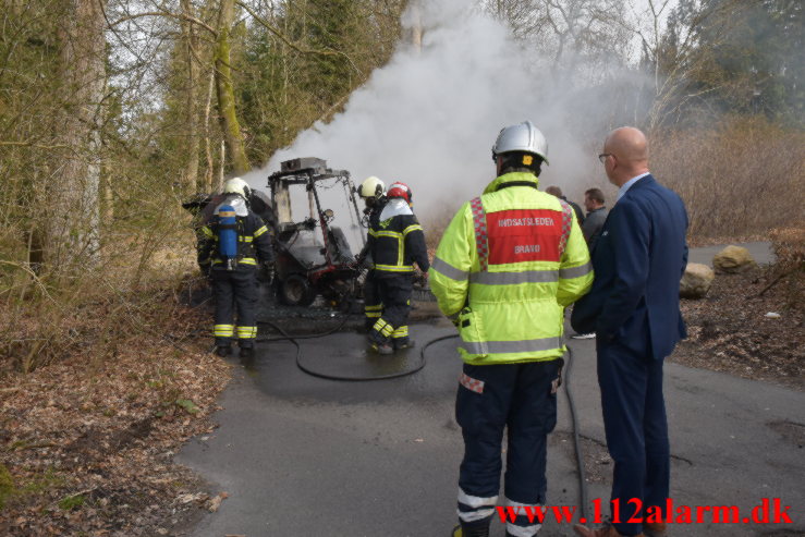 Ild i fejemaskine. Munkebjerg Munkebjergvej. 13/04-2022. KL. 09:26.