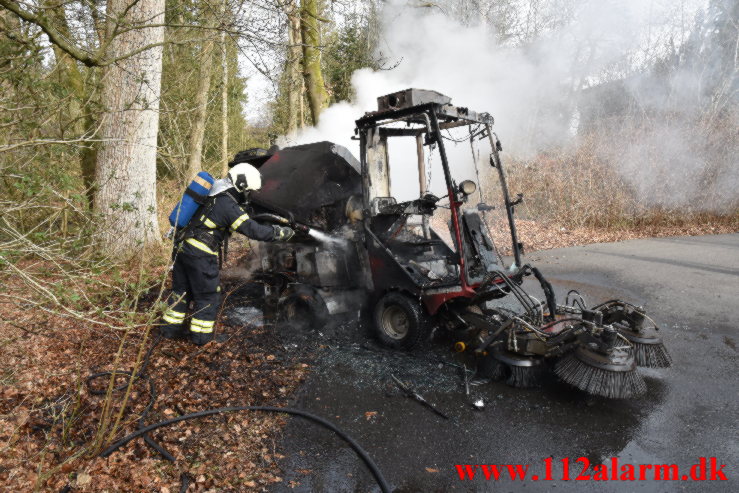 Ild i fejemaskine. Munkebjerg Munkebjergvej. 13/04-2022. KL. 09:26.