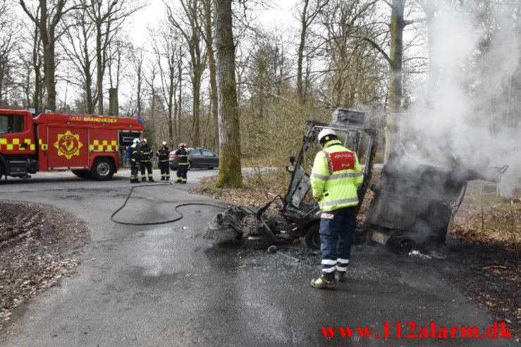 Ild i fejemaskine. Munkebjerg Munkebjergvej. 13/04-2022. KL. 09:26.