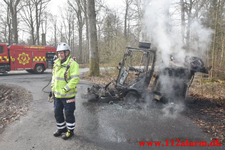 Ild i fejemaskine. Munkebjerg Munkebjergvej. 13/04-2022. KL. 09:26.