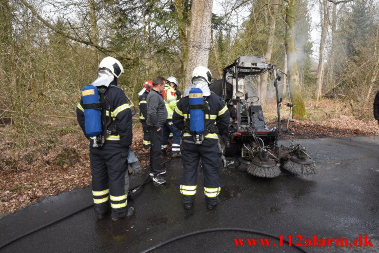 Ild i fejemaskine. Munkebjerg Munkebjergvej. 13/04-2022. KL. 09:26.