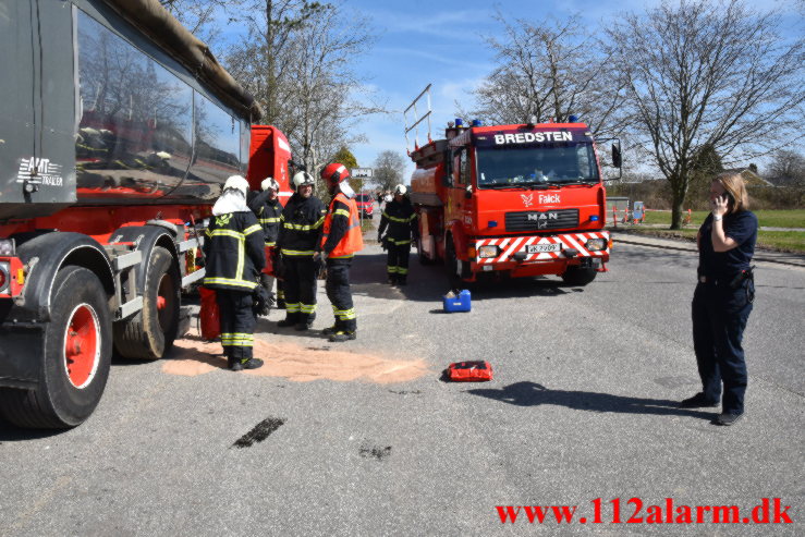 Sort væsker fra en sættevogn. Mølvangvej i Jelling. 18/04-2022. Kl. 13:51.