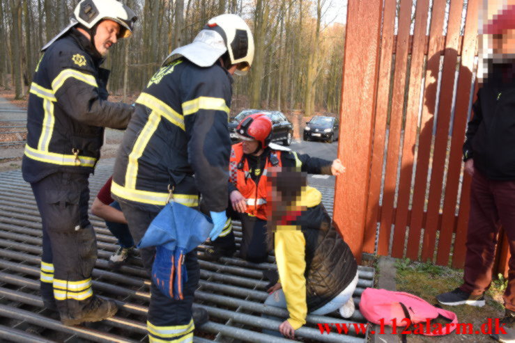 Ung pige sad fast i dyrehaven. Bybækvej i Vejle. 18/04-2022. KL. 19:42.