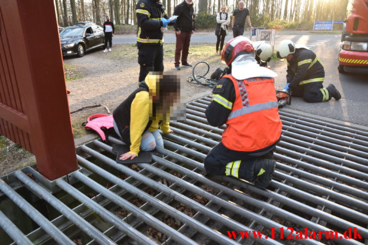 Ung pige sad fast i dyrehaven. Bybækvej i Vejle. 18/04-2022. KL. 19:42.