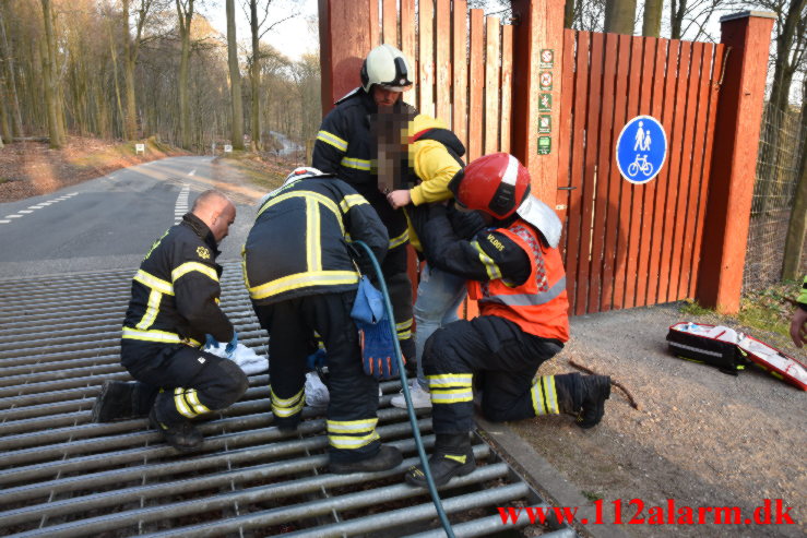 Ung pige sad fast i dyrehaven. Bybækvej i Vejle. 18/04-2022. KL. 19:42.