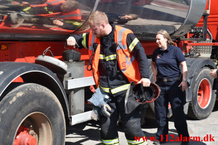 Sort væsker fra en sættevogn. Mølvangvej i Jelling. 18/04-2022. Kl. 13:51.