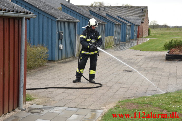 Ukrudtsbrænder satte ild i skuret. Højager i Jelling. 24/04-2022. Kl. 16:16.