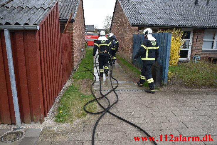 Ukrudtsbrænder satte ild i skuret. Højager i Jelling. 24/04-2022. Kl. 16:16.