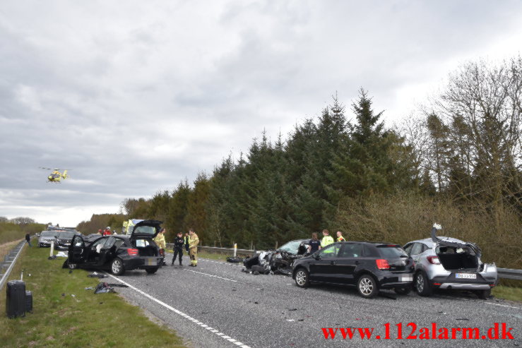 4 biler i trafikuheld. Rute 30 ud for Ølholm. 29/04-2022. Kl. 15:34.