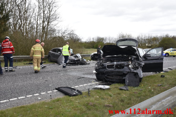 4 biler i trafikuheld. Rute 30 ud for Ølholm. 29/04-2022. Kl. 15:34.