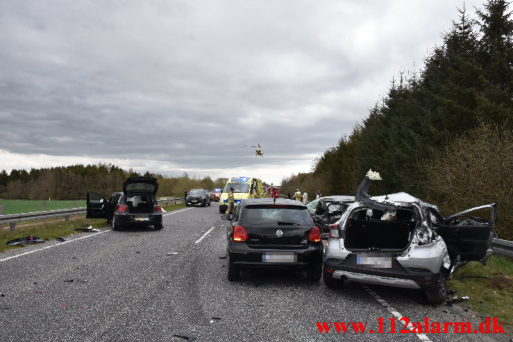 4 biler i trafikuheld. Rute 30 ud for Ølholm. 29/04-2022. Kl. 15:34.