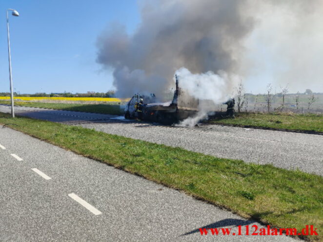 Brand i en varevogn. Viborgvej ved Hornstrup Mølleby. 08/05-2022. Kl. 13:39.