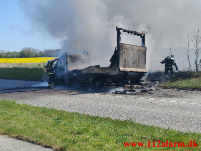 Brand i en varevogn. Viborgvej ved Hornstrup Mølleby. 08/05-2022. Kl. 13:39.