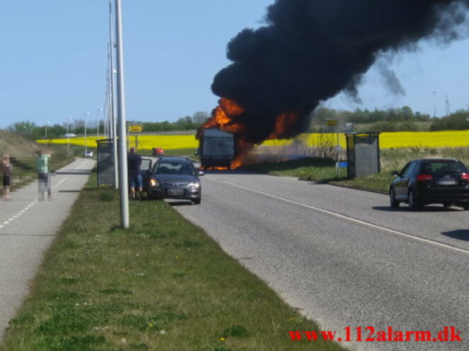 Brand i en varevogn. Viborgvej ved Hornstrup Mølleby. 08/05-2022. Kl. 13:39.