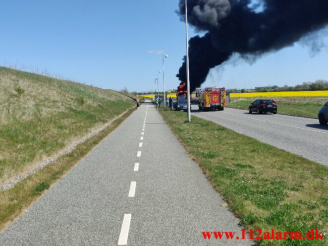 Brand i en varevogn. Viborgvej ved Hornstrup Mølleby. 08/05-2022. Kl. 13:39.