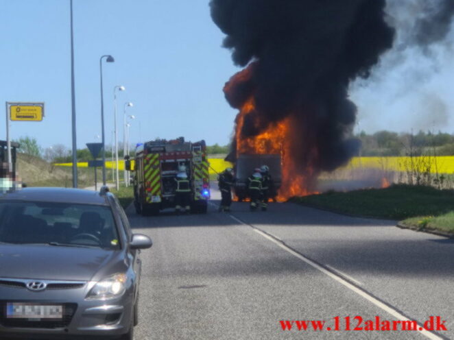 Brand i en varevogn. Viborgvej ved Hornstrup Mølleby. 08/05-2022. Kl. 13:39.