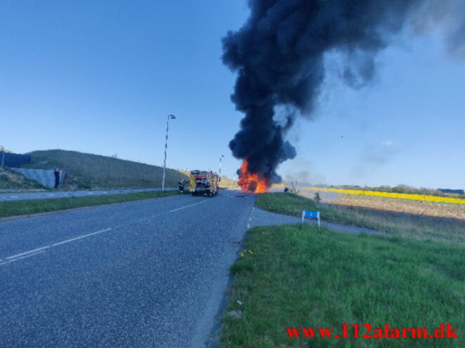 Brand i en varevogn. Viborgvej ved Hornstrup Mølleby. 08/05-2022. Kl. 13:39.