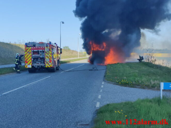 Brand i en varevogn. Viborgvej ved Hornstrup Mølleby. 08/05-2022. Kl. 13:39.