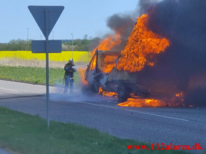 Brand i en varevogn. Viborgvej ved Hornstrup Mølleby. 08/05-2022. Kl. 13:39.