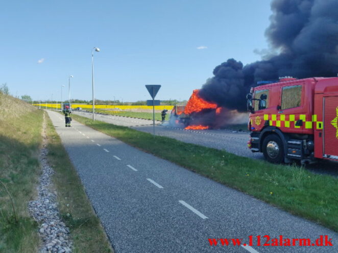 Brand i en varevogn. Viborgvej ved Hornstrup Mølleby. 08/05-2022. Kl. 13:39.