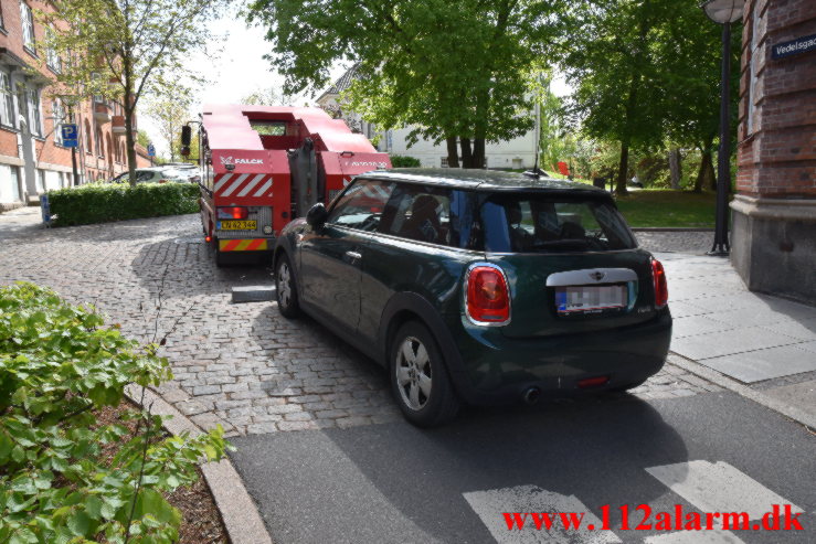 Ramte en pullert ind i Gågaden. Orla Lehmannsgade i Vejle. 15/05-2022. KL. 14:59.