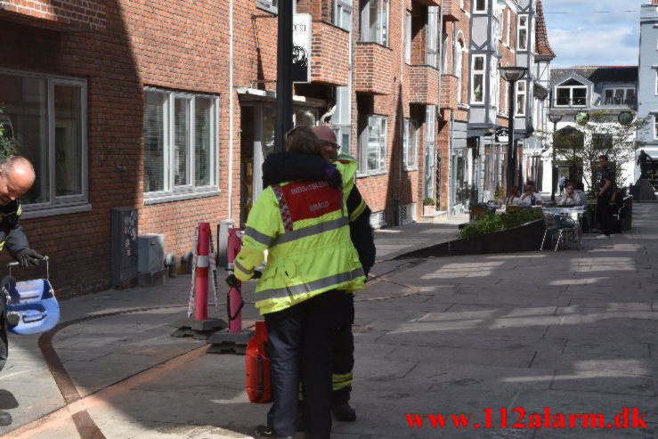 Ramte en pullert ind i Gågaden. Orla Lehmannsgade i Vejle. 15/05-2022. KL. 14:59.