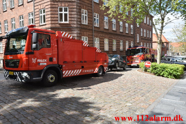 Ramte en pullert ind i Gågaden. Orla Lehmannsgade i Vejle. 15/05-2022. KL. 14:59.