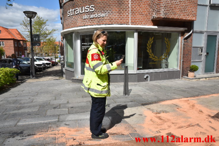 Ramte en pullert ind i Gågaden. Orla Lehmannsgade i Vejle. 15/05-2022. KL. 14:59.