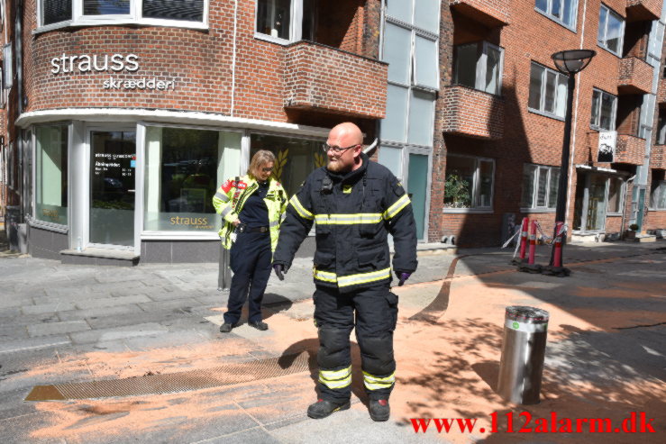 Ramte en pullert ind i Gågaden. Orla Lehmannsgade i Vejle. 15/05-2022. KL. 14:59.