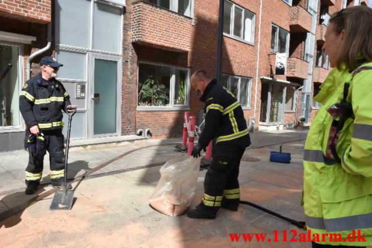 Ramte en pullert ind i Gågaden. Orla Lehmannsgade i Vejle. 15/05-2022. KL. 14:59.