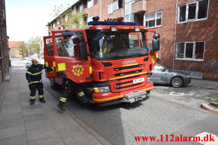 Ramte en pullert ind i Gågaden. Orla Lehmannsgade i Vejle. 15/05-2022. KL. 14:59.