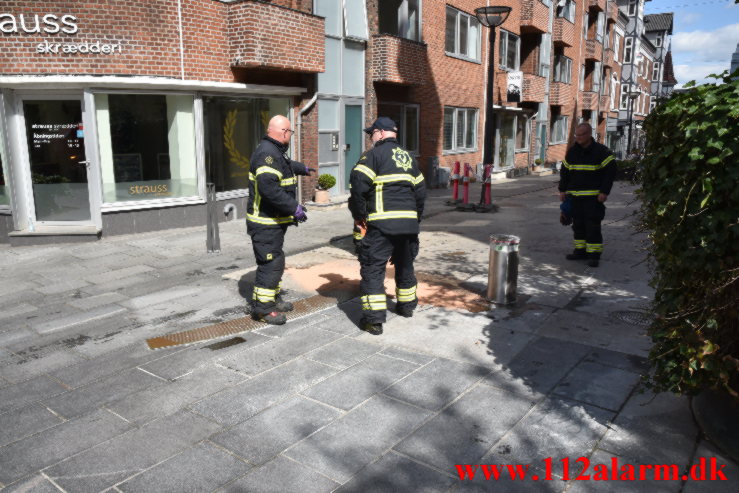 Ramte en pullert ind i Gågaden. Orla Lehmannsgade i Vejle. 15/05-2022. KL. 14:59.