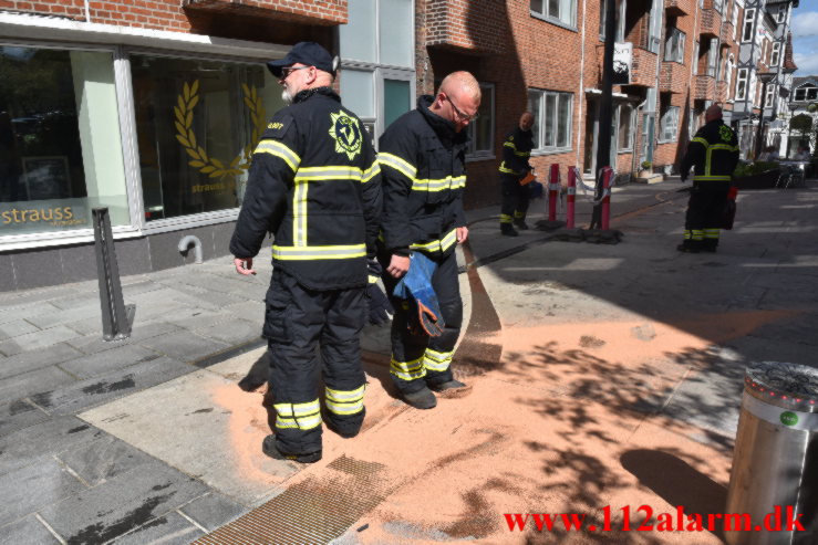 Ramte en pullert ind i Gågaden. Orla Lehmannsgade i Vejle. 15/05-2022. KL. 14:59.