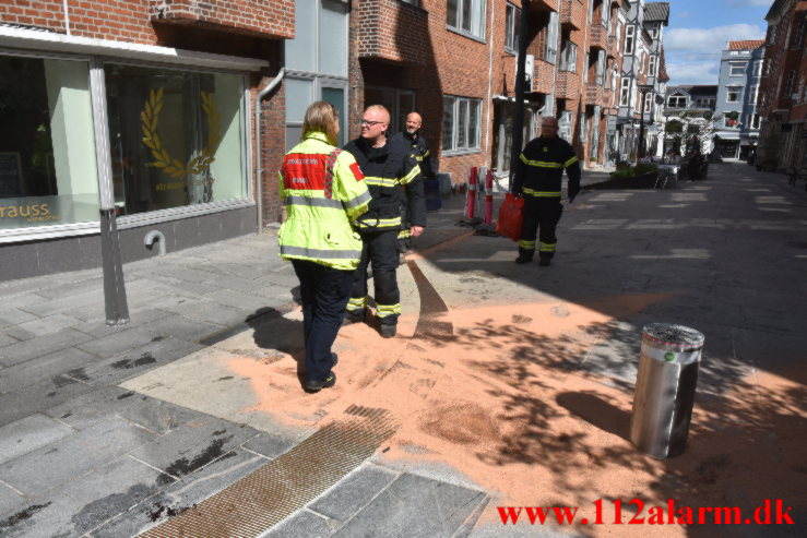 Ramte en pullert ind i Gågaden. Orla Lehmannsgade i Vejle. 15/05-2022. KL. 14:59.