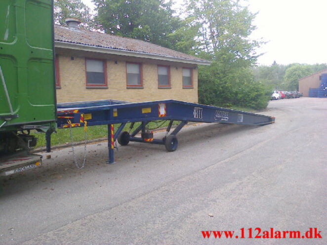 El truck røg ned på asfalten. Fabriksvej 1 i Fredericia. 19/05-2022. Kl. 09:27.