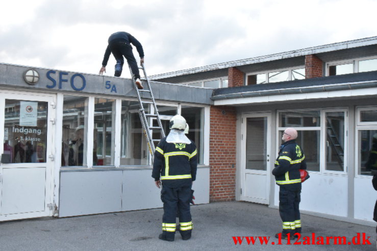 Ung fyr skulle hjælpes ned fra taget. Moldevej i Vejle. NOVA skolen. 24/05-2022. Kl. 20:45.