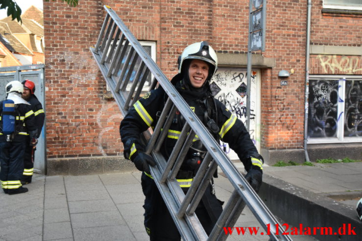 Brand i altanen. Tønnesgade 13 i Vejle. 26/05-2022. KL. 20:24.