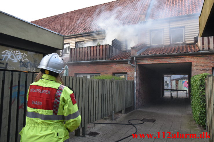 Brand i altanen. Tønnesgade 13 i Vejle. 26/05-2022. KL. 20:24.