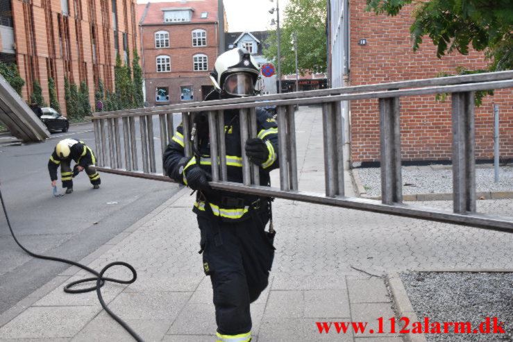 Brand i altanen. Tønnesgade 13 i Vejle. 26/05-2022. KL. 20:24.