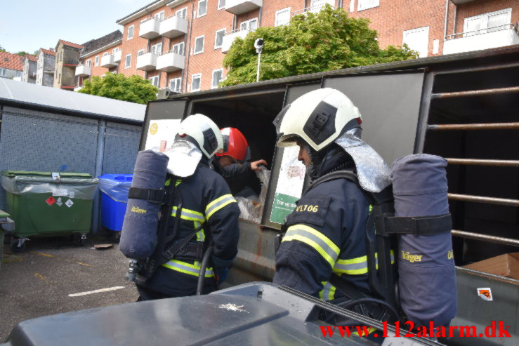 Forsøgte at sætte ild i en Container. Mindegade 17 i Vejle. 27/05-2022. Kl. 17:19.