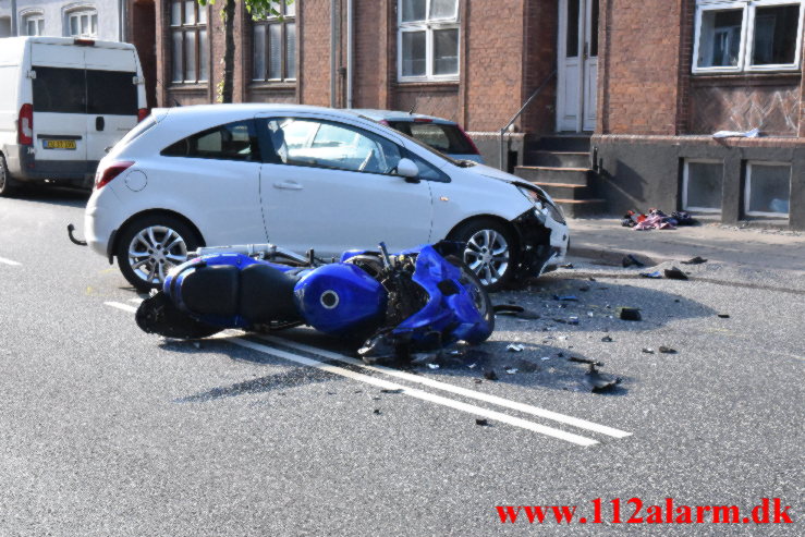 Motorcyklen ramte en bil. Vesterbrogade i Vejle. 21/06-2022. KL. 17:30.
